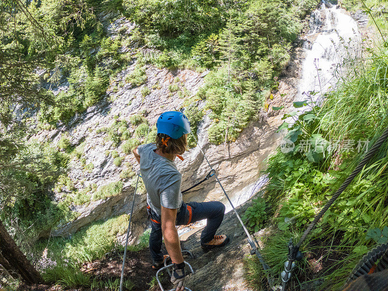 两人在Via Ferrata登山，夏日活动概念